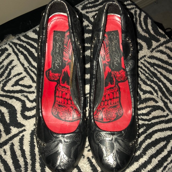 Beautiful highheels with black skulls and sweet designs. Red insiding - Picture 2 of 3